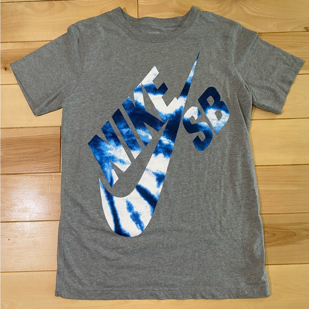 Nike Skateboarding Gray T-shirt with Blue and White graphic, size XL Youth